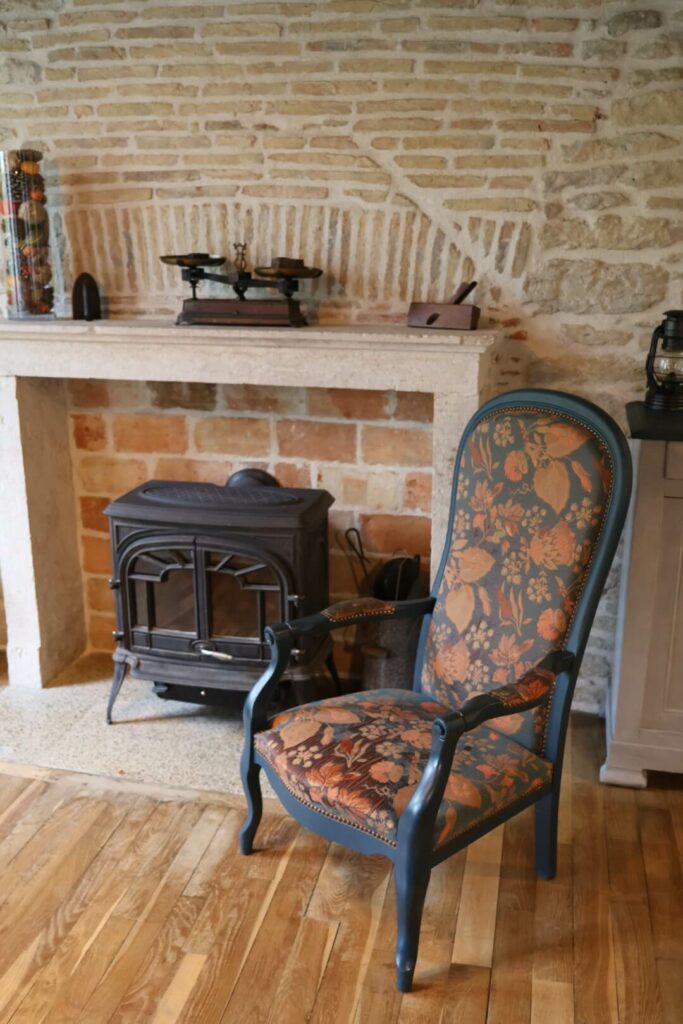 Photo gîte salon avec fauteuil et poêle
