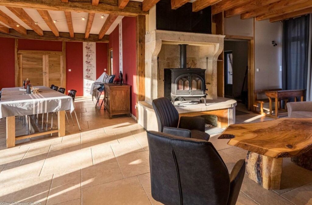 salle à manger et salon avec cheminée