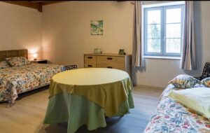 chambre à coucher pour 3 avec lit double et lit simple